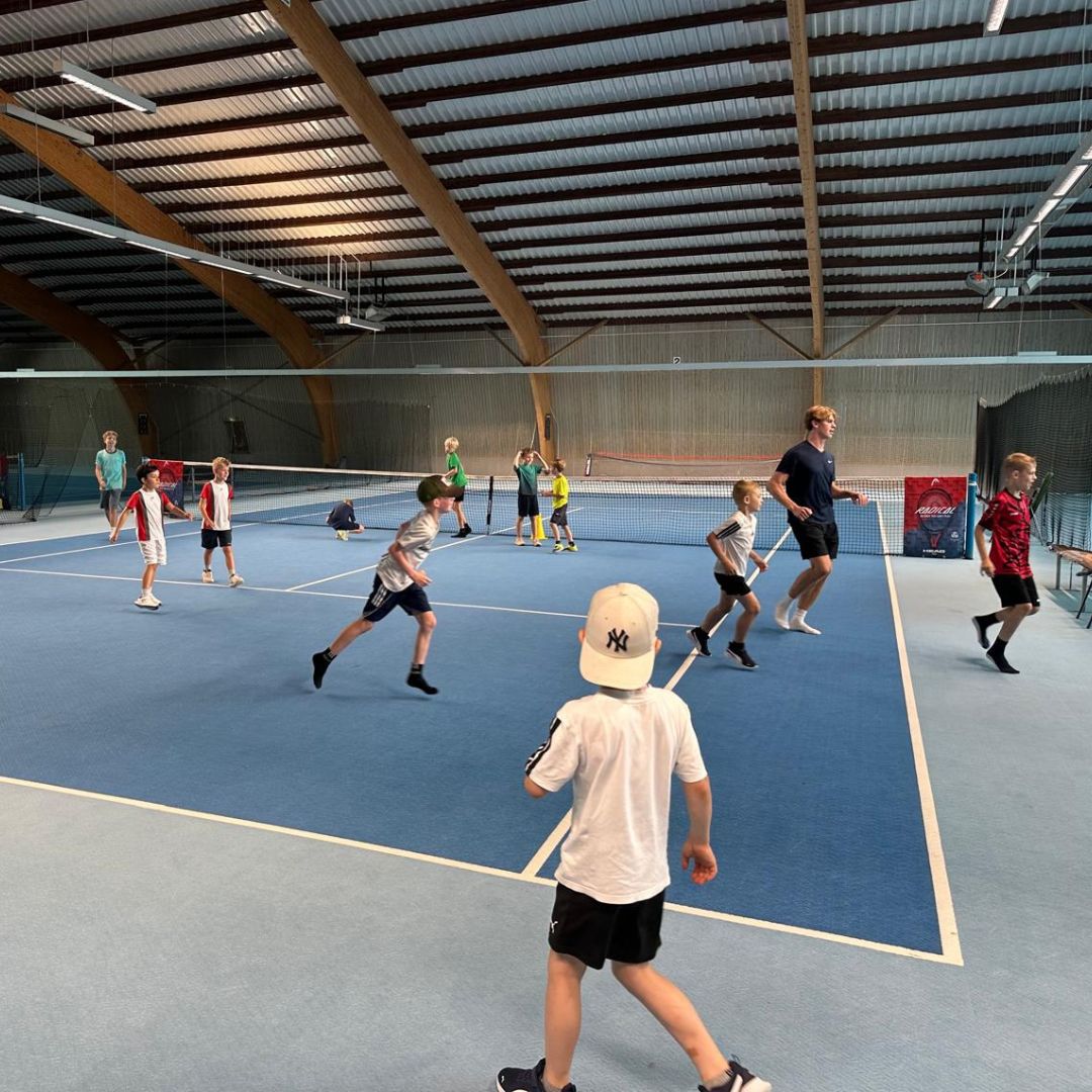 Trainingseinheit in der Tennishalle